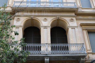 Bina ve yapıların inşasında mimari bir detay olarak balkon