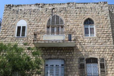 Bina ve yapıların inşasında mimari bir detay olarak balkon