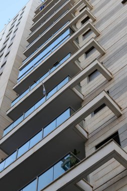 Bina ve yapıların inşasında mimari bir detay olarak balkon