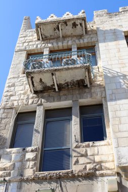 Bina ve yapıların inşasında mimari bir detay olarak balkon