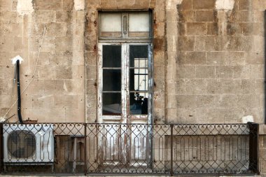 Bina ve yapıların inşasında mimari bir detay olarak balkon