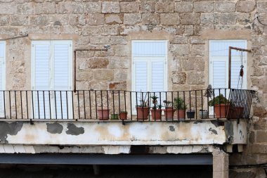 Bina ve yapıların inşasında mimari bir detay olarak balkon