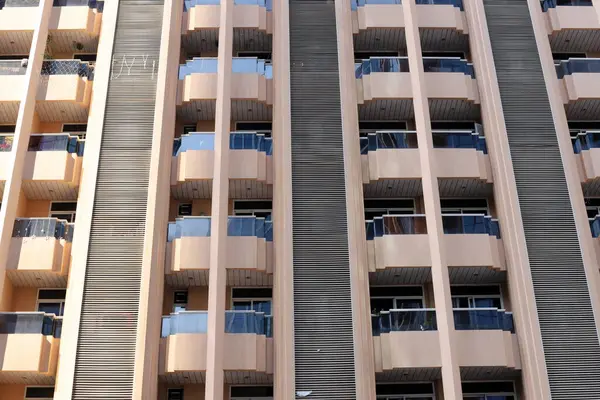 Bina ve yapıların inşasında mimari bir detay olarak balkon