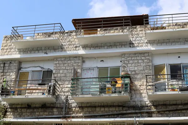 Bina ve yapıların inşasında mimari bir detay olarak balkon