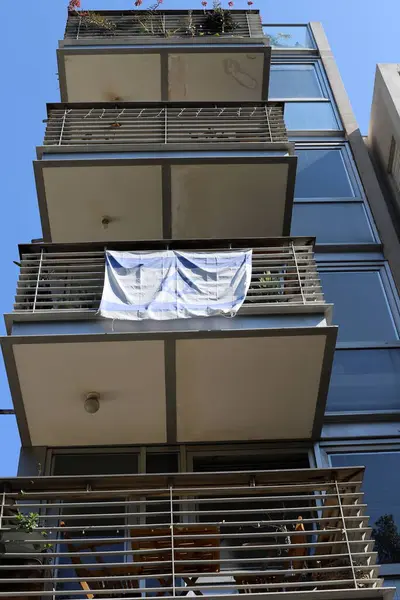 Bina ve yapıların inşasında mimari bir detay olarak balkon