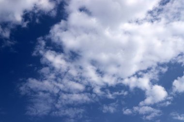 Beyaz bulutlar gökyüzünde süzülüyor