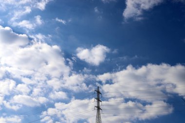 Beyaz bulutlar gökyüzünde süzülüyor