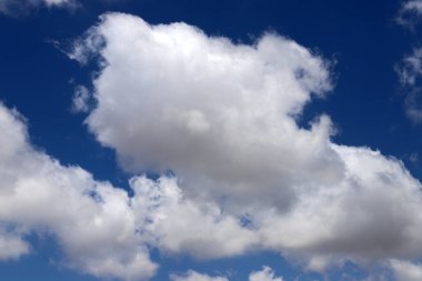 Beyaz bulutlar gökyüzünde süzülüyor