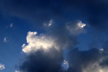 Beyaz bulutlar gökyüzünde süzülüyor