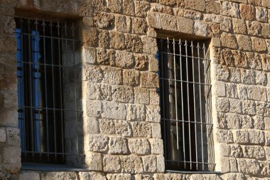 Bina ve yapıların inşasında mimari bir detay olarak pencere.