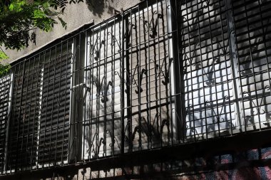 Bina ve yapıların inşasında mimari bir detay olarak pencere.