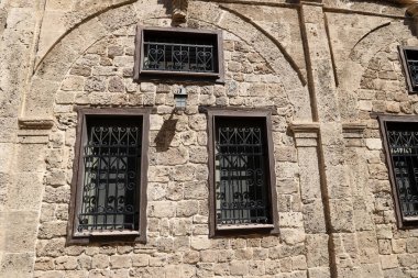 Bina ve yapıların inşasında mimari bir detay olarak pencere.