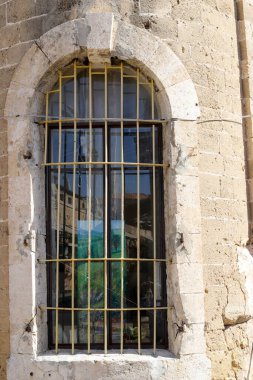 Bina ve yapıların inşasında mimari bir detay olarak pencere.