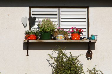 Bina ve yapıların inşasında mimari bir detay olarak pencere.