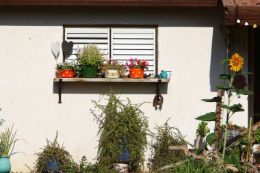 Bina ve yapıların inşasında mimari bir detay olarak pencere.