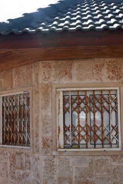 Bina ve yapıların inşasında mimari bir detay olarak pencere.