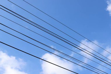 Yüksek voltaj akımı taşıyan elektrik kabloları.