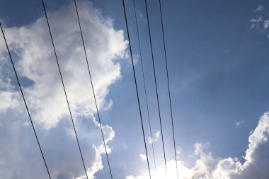 Yüksek voltaj akımı taşıyan elektrik kabloları.