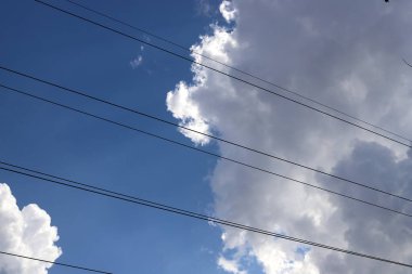 Yüksek voltaj akımı taşıyan elektrik kabloları.