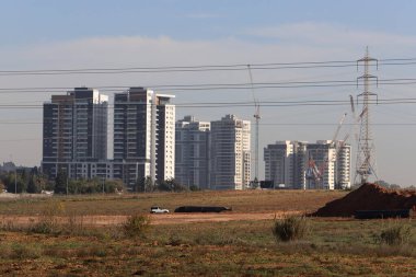 Yüksek voltaj akımı taşıyan elektrik kabloları.