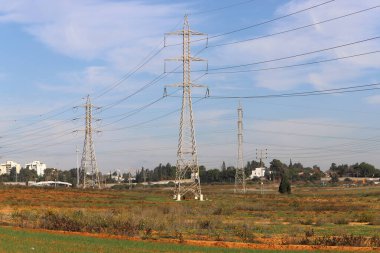 Yüksek voltaj akımı taşıyan elektrik kabloları.