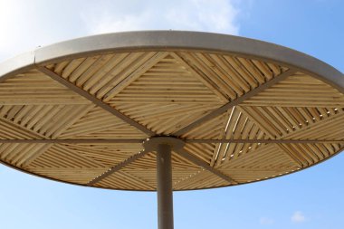 Deniz kıyısındaki şehir parkında güneşlik.