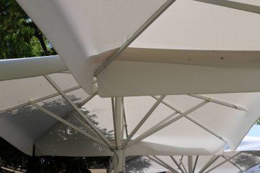 Deniz kıyısındaki şehir parkında güneşlik.