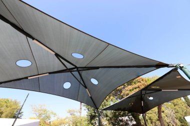 Deniz kıyısındaki şehir parkında güneşlik.