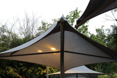 Deniz kıyısındaki şehir parkında güneşlik.