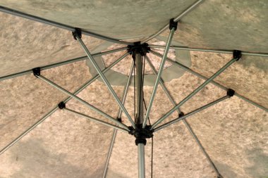 Deniz kıyısındaki şehir parkında güneşlik.