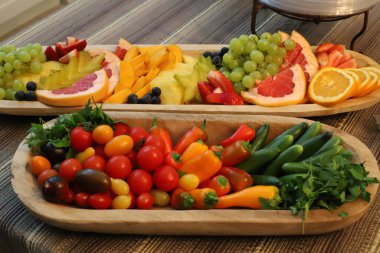 Ortasında çeşitli yiyecek ve atıştırmalıklar olan bir tabak.