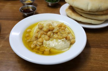 Ortasında çeşitli yiyecek ve atıştırmalıklar olan bir tabak.