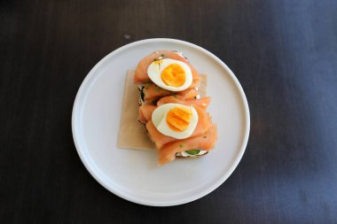 Ortasında çeşitli yiyecek ve atıştırmalıklar olan bir tabak.