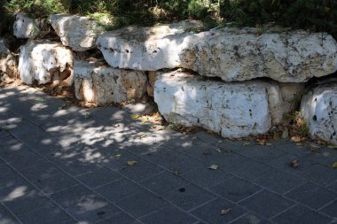 Akdeniz kıyısındaki bir şehir parkında büyük taşlar