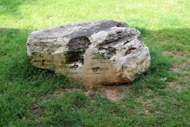 Akdeniz kıyısındaki bir şehir parkında büyük taşlar