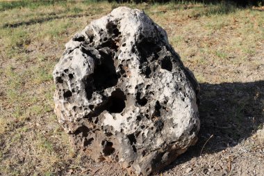Akdeniz kıyısındaki bir şehir parkında büyük taşlar