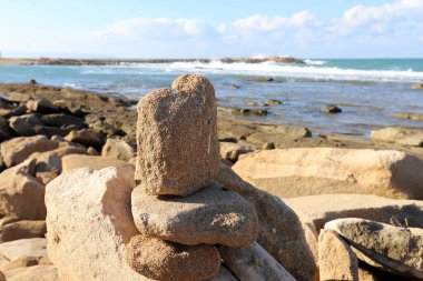 Akdeniz kıyısındaki bir şehir parkında büyük taşlar