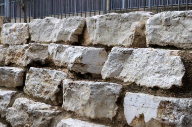 Akdeniz kıyısındaki bir şehir parkında büyük taşlar