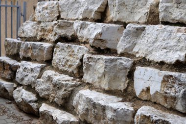 Akdeniz kıyısındaki bir şehir parkında büyük taşlar