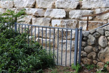 Akdeniz kıyısındaki bir şehir parkında büyük taşlar