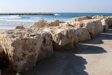 Akdeniz kıyısındaki bir şehir parkında büyük taşlar