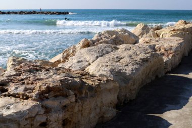 Akdeniz kıyısındaki bir şehir parkında büyük taşlar