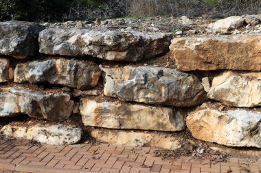 Akdeniz kıyısındaki bir şehir parkında büyük taşlar