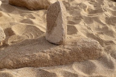 Akdeniz kıyısındaki bir şehir parkında büyük taşlar