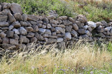 Akdeniz kıyısındaki bir şehir parkında büyük taşlar