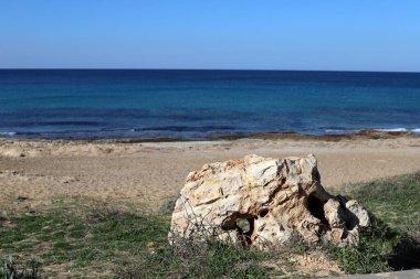 Akdeniz kıyısındaki bir şehir parkında büyük taşlar