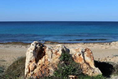 Akdeniz kıyısındaki bir şehir parkında büyük taşlar