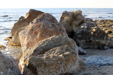 Akdeniz kıyısındaki bir şehir parkında büyük taşlar