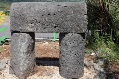 Akdeniz kıyısındaki bir şehir parkında büyük taşlar