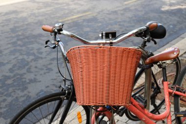 Tel Aviv caddesinde bir bisiklet duruyor.